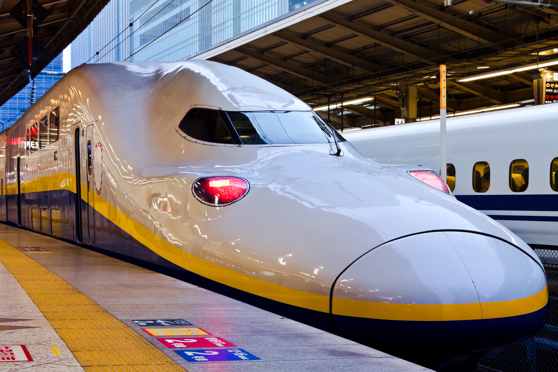 Железные дороги японии. Японский поезд Синкансен. Поезд Синкансэн в Японии и пуля. Синкансэн Токио. Японский скоростной поезд Синкансэн.